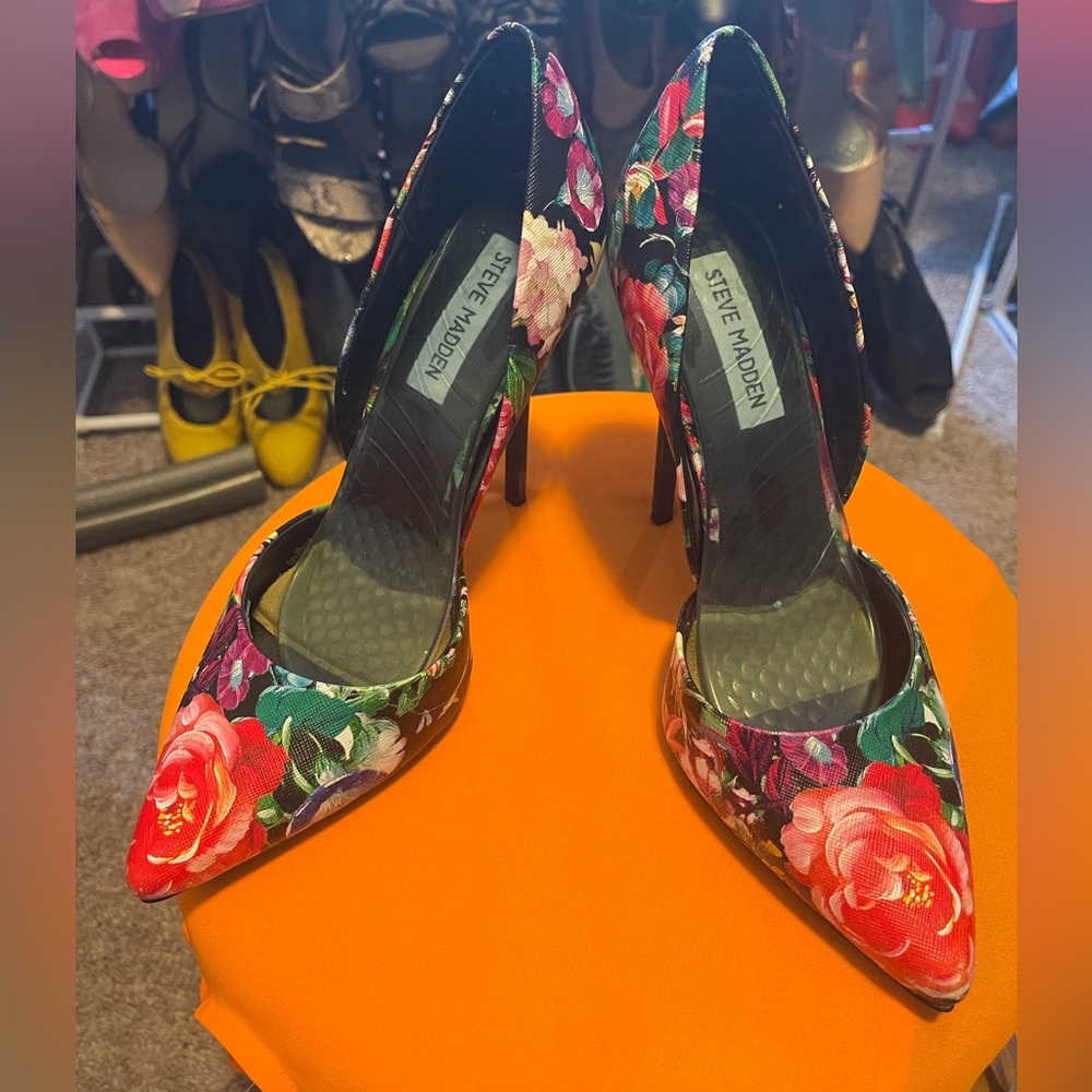 STEVE MADDEN Floral Varsity Red Rose Heels Womens Sz 9